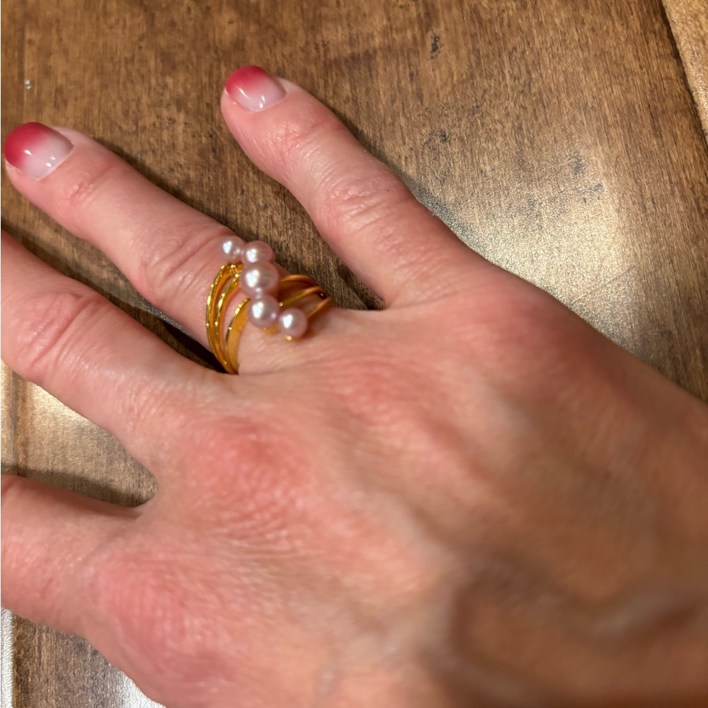 Elegant Gold and Pearl Ring